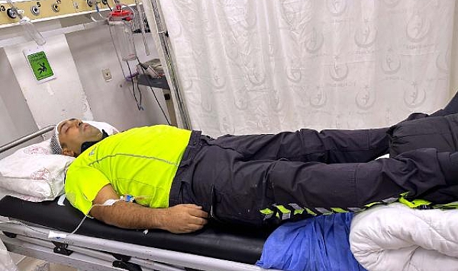 Sürücüsünün 'Dur' ihtarına uymadığı otomobil, trafik polisine çarptı