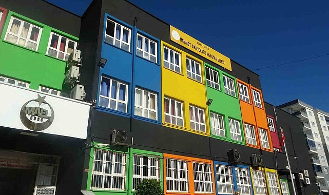 Tarih öğretmeni kendi gününde kalbine yenik düştü