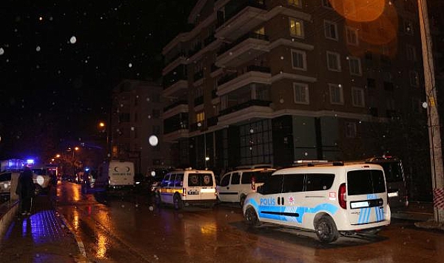 Tartıştığı eşini çocuklarının gözü önünde bıçakla öldürdü