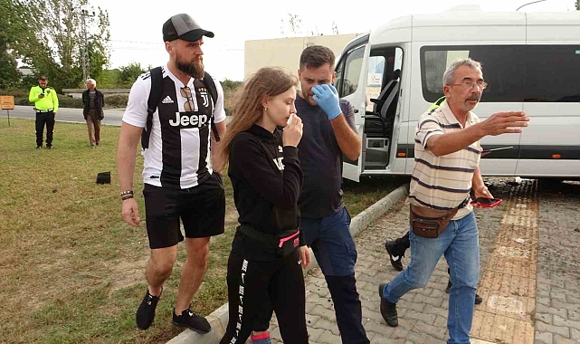Turistleri taşıyan minibüs otomobille çarpışıp refüje çıktı