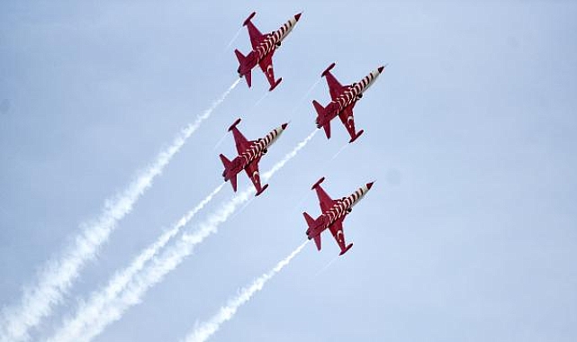 Türk Yıldızları'ndan 'Ata'ya Saygı' uçuşu