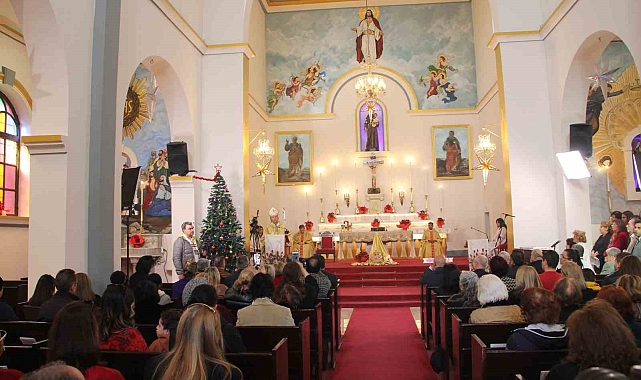 170 yıllık kilisede Noel ayini