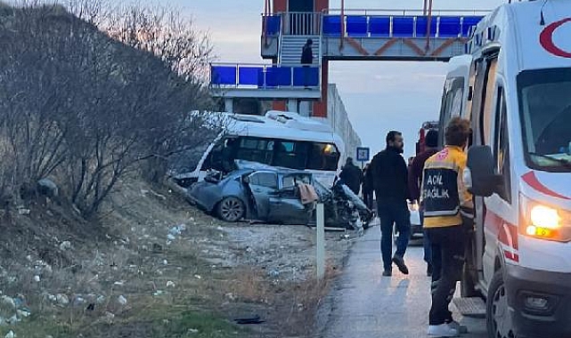 3 araç kazaya karıştı 21 yaralı