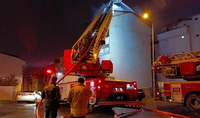 5 katlı binanın çatısı alevlere teslim oldu