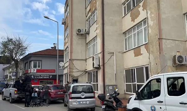 5.1'lik depremden etkilenen belediye binası tahliye edildi