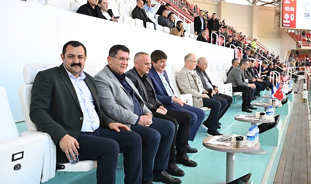 Adaylar ve başkanlar birlikte maç izledi