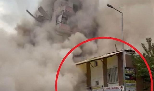 Ağır hasarlı 8 katlı bina yıkım sırasında yanındaki evin üzerine devrildi