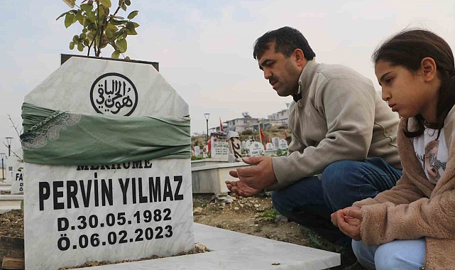 Ailesinden geriye kalan kızıyla, evlatlarının ve eşinin mezarını ziyaret eden acılı baba: "2023'ü hiç unutmayacağız"