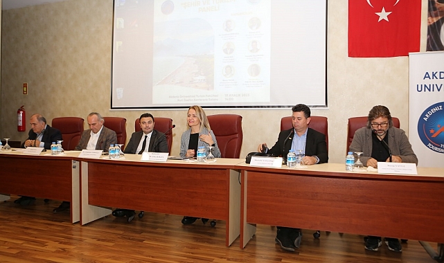 Akdeniz Üniversitesi'nde Şehir ve Turizm Paneli düzenlendi