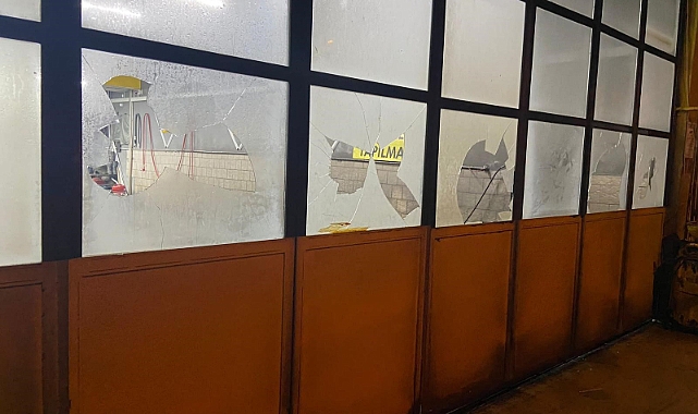 Alkollü adam oğlunun iş yerini taşladı