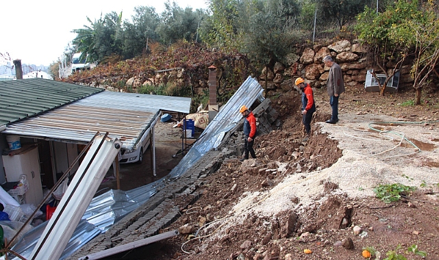 Antalya'da istinat duvarı çöktü, iki ev zarar gördü