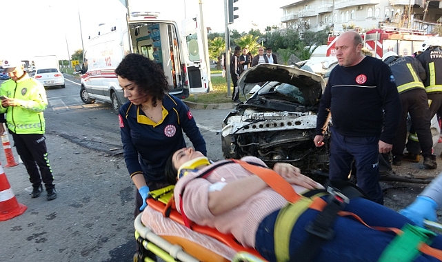 Antalya'da otel servisi ile otomobil çarpıştı: 2 ölü, 14 yaralı