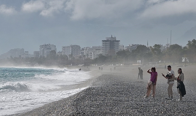 Antalya havasıyla şaşırtmaya devam ediyor: Öğlene kadar kış, sonrasında yaz