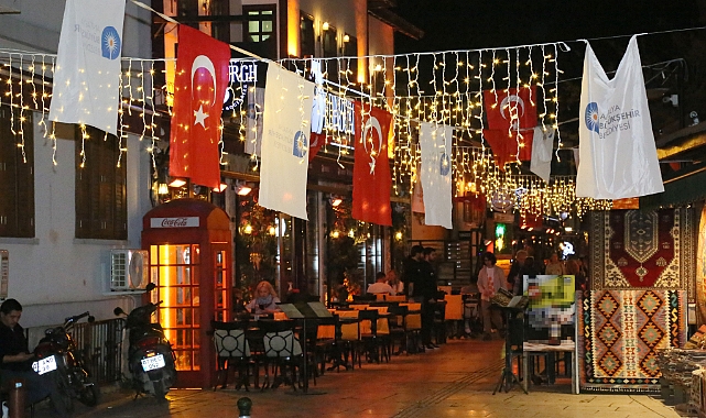 Antalya Kaleiçi ışıl ışıl oldu, sanatçılı oteller yok sattı