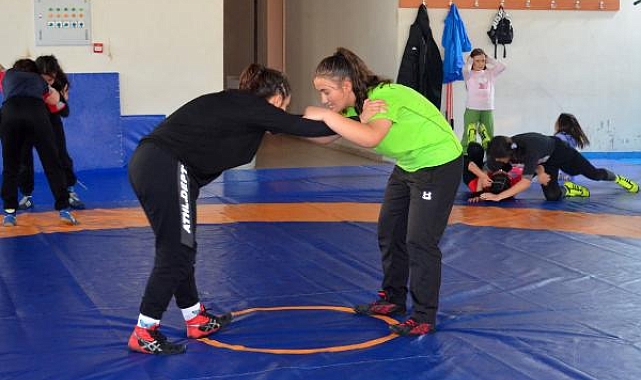 Antalya'da ailesinden gizli başladığı güreşte şampiyon oldu
