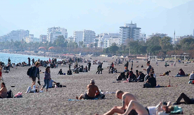 Antalya'da dünyaca ünlü sahilde yılın son yoğunluğu
