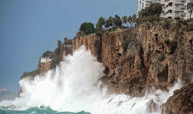 Antalya'da fırtına 30 metrelik dalgalar oluşturdu