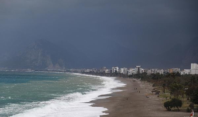 Antalya'da fırtına; uçak seferleri iptal