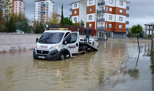 Antalya'da kuvvetli yağış; evlerin bahçeleri ile seraları su bastı