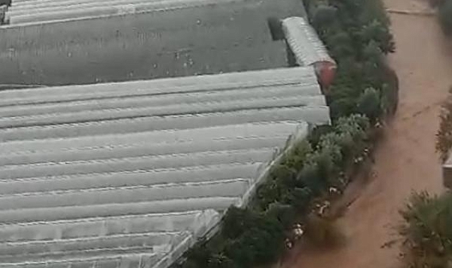 Antalya'da sağanak; ev ve iş yerlerini su bastı