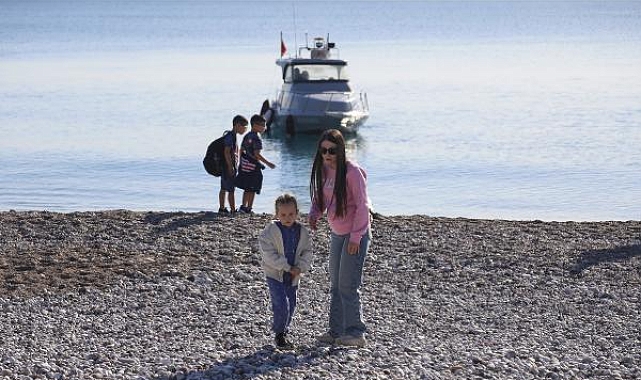 Antalya'da sıcak hava; denize girdiler
