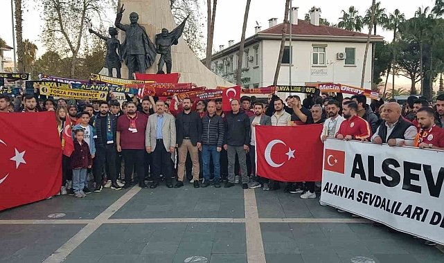 Antalya'da vatandaşlar terörü protesto etti