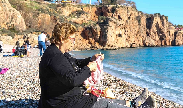 Antalya'da yaz aylarını aratmayan havayı görenler sahile koştu