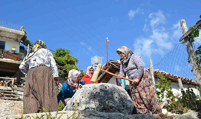 Antalyalı kadınların erişte kesme ve dibek taşında buğday dövme geleneği