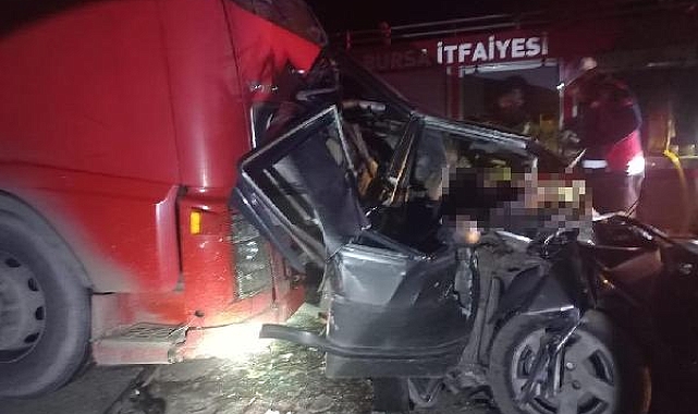 Araba iki TIR arasında sıkışarak akordiyona döndü