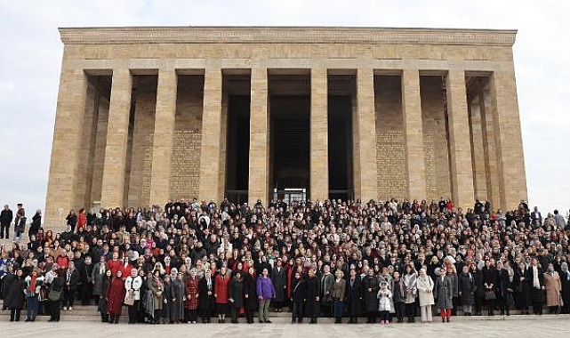 Bakan Göktaş, kadınlarla Anıtkabir'i ziyaret etti