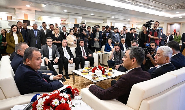 Başkan Böcek Genel Başkan Özel'i makamında ağırladı