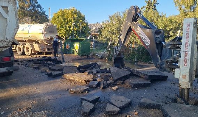 Bodrum'da ana su isale hattı patladı, yol trafiğe kapandı