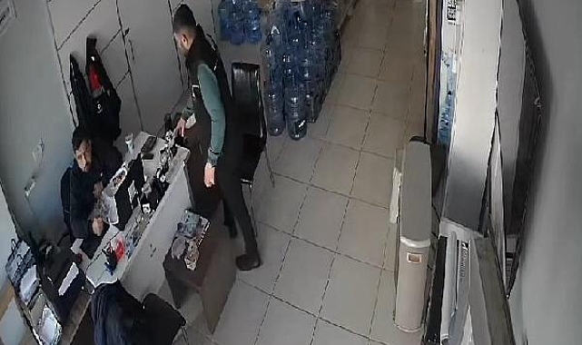 Boğazına yiyecek takılan arkadaşını 'heimlich manevrası' ile kurtardı