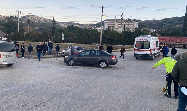 Burdur’da iki otomobil çarpıştı, 3 kişi yaralandı