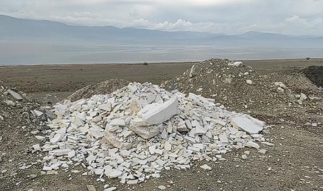 Burdur Gölü kenarına yine moloz ve atık döküldü