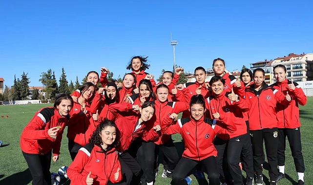 Burdur'da kurulan kadın futbol kulübü sahaya indi