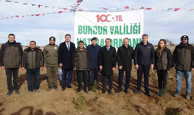 Burdur'da Valilik 100'üncü Yıl Hatıra Ormanı'nda bin fidan toprakla buluştu