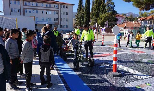 Burdurlu öğrenciler trafik parkında hem öğrendiler hem eğlendiler