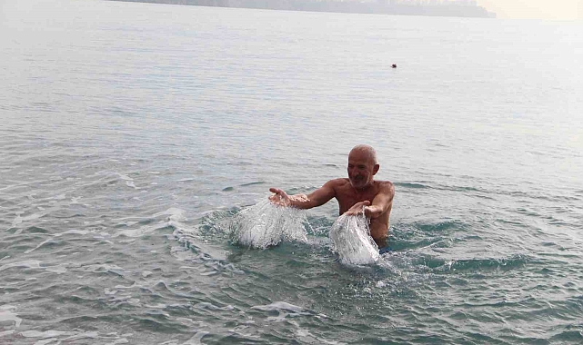 Deniz keyfi yapanlar Antalya&#039;ya kış gelmedi dedirtti