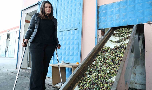 Depremde ailesini kaybeden genç kadın, ampute olan bacağıyla babasından kalan fabrikanın başına geçti