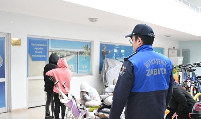 Dilencinin üzerinden altınlar çıktı