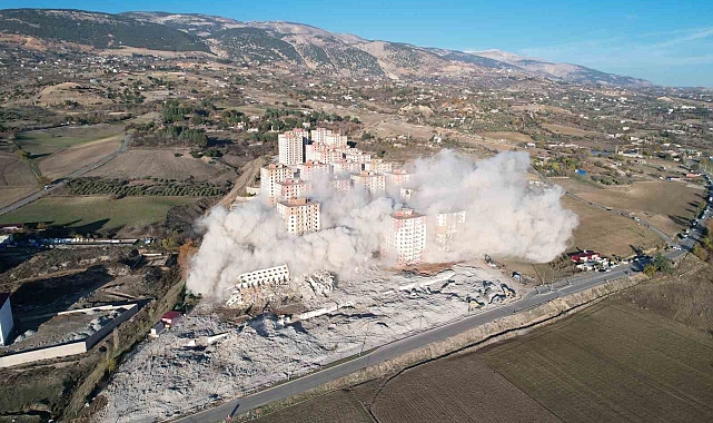 Dinamit ile patlatılan binalar saniyeler içinde yıkıldı