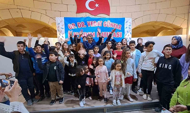 Doğum yaptırdığı 2 bin 500 çocuğun ilk giydiği ayakkabıları sergiledi