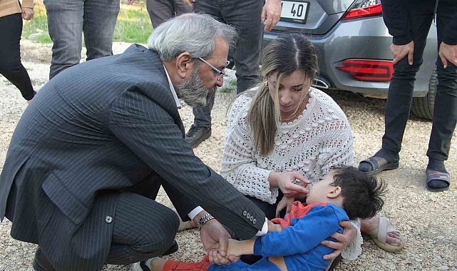 Doktor Başkan rahatsızlanan çocuğa müdahale etti