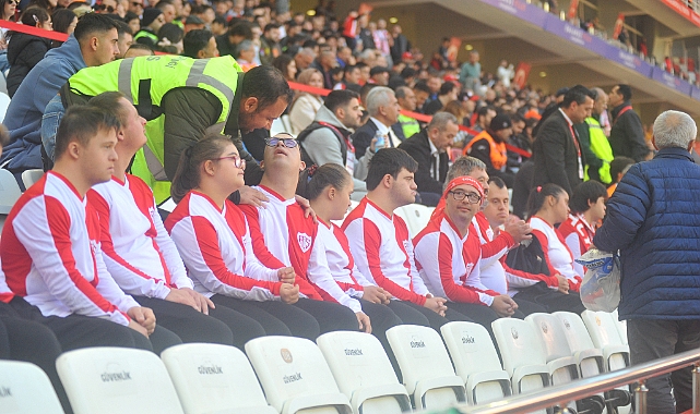 Down sendromlu çocuklar maçı tribünde izledi