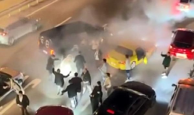 Düğün konvoyu yolu kapattı: Havaya ateş açıp, çiftetelli oynadılar