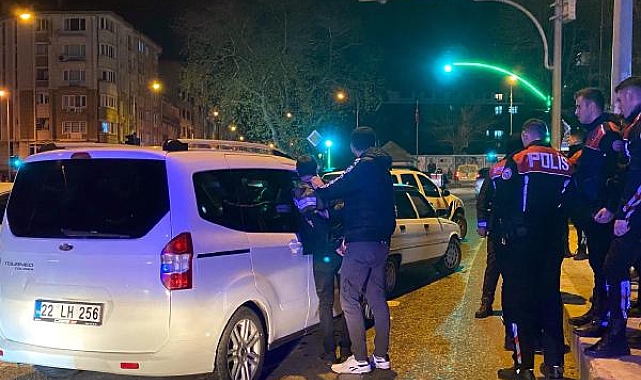 'Dur' ihtarına uymayan sürücü, otomobiliyle polis aracına çarptı; 2.11 promil alkollü çıktı