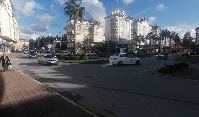 Elektrikli scooter otomobille çarpıştı: 1 yaralı