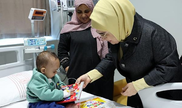 Emine Erdoğan, Gazze'den getirilen çocukları hastanede ziyaret etti