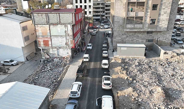 Enkazlar kaldırıldı yollar asfaltlanıyor